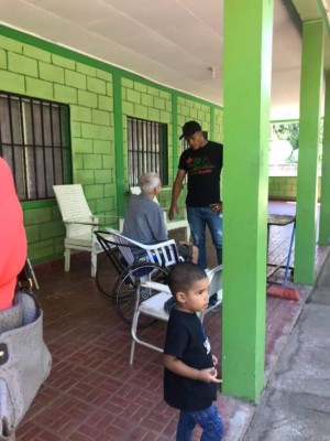 ¡Noble gesto! Rony Martínez lleva alegría a niños y ancianos en Colón