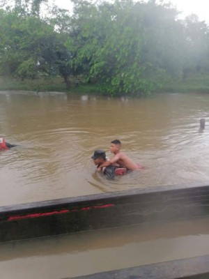 ¡Puentes derrumbados, desbordes y deslizamientos! Huracán Eta sigue causando daños en Honduras