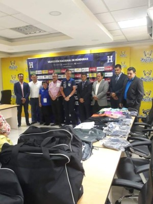 Fenafuth entrega uniformes a filial de árbitros de la zona norte de Honduras