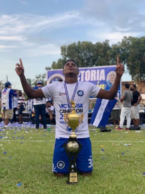 Las otras fotos que no has visto de la celebración del Victoria: 'Chato' Padilla sorprendido por su familia