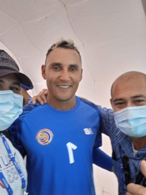 Un ejemplo para todos los futbolistas: Keylor Navas se fotografió con hondureños, siempre amable y con una sonrisa