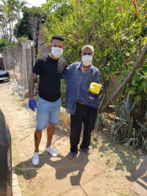 'Chino' Discua se solidariza y ayuda a necesitados en Tegucigalpa en tiempo de cuarentena