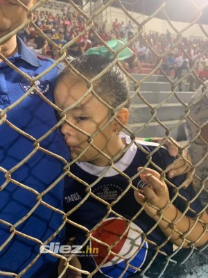 Las preciosas aficionadas del Vida y así fue captado Diego en la derrota del Motagua