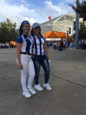 Esposa de Emilio Izaguirre deslumbra en juego de Honduras ante Curazao por la Copa Oro 2019