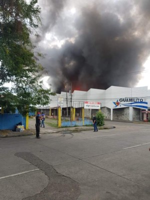 Primeras imágenes del brutal incendio en el mercado Guamilito de San Pedro Sula