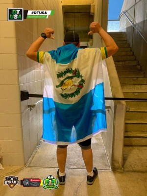 ¡Ni la lluvia los detuvo! Afición del Guastatoya puso el ambiente en el BBVA Compass Stadium