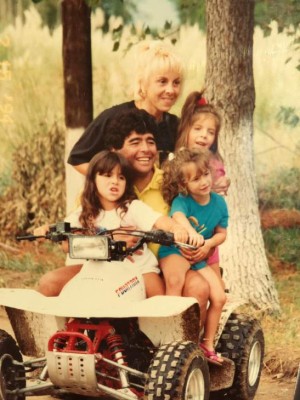 Fotos: Así de especial ha sido Maradona con sus hija Dalma y Gianinna