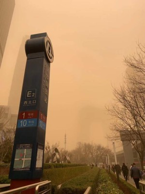 ¡Imágenes apocalípticas! La tormenta de arena más grande en la década que cubre totalmente a Beijing