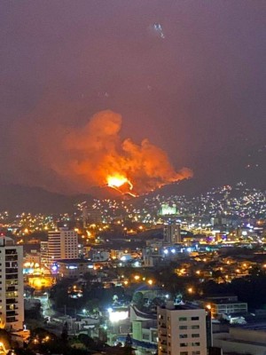 Las imágenes del voraz incendio en el sector de La Montañita en Tegucigalpa