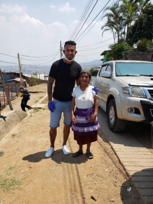 'Chino' Discua se solidariza y ayuda a necesitados en Tegucigalpa en tiempo de cuarentena