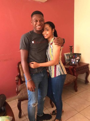 Jugador de Real España flechado por una hermosa 'rubia': Las parejas más estables en el fútbol hondureño