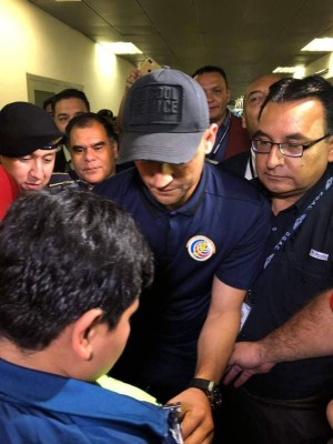 ¡Autógrafos, selfies y lágrimas! Keylor Navas desata locura a su llegada a Guatemala