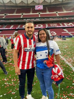 La sorprendieron con la camisa del Choco Lozano: Los privilegios que tiene Denia Cerrato al ser empleada de jugador del Atlético