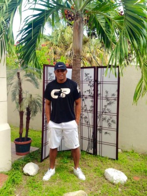 Carlos Pavón ahora es diseñador y presenta su nueva línea de camisas CP9