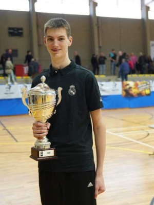 Exmadridista entra en los Libros Guinness por ser el adolescente más alto del mundo: ¡15 años y mide 2,26!