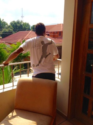 Carlos Pavón ahora es diseñador y presenta su nueva línea de camisas CP9