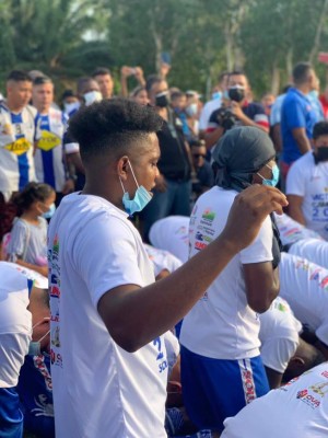 Las otras fotos que no has visto de la celebración del Victoria: 'Chato' Padilla sorprendido por su familia