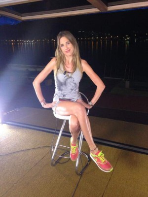 Así es Alina Moine, la periodista que se levantó el vestido en pleno programa