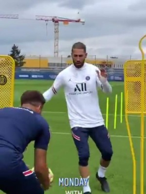 El primer entreno de Sergio Ramos en el PSG: Abrazo especial y el gesto de sus compañeros