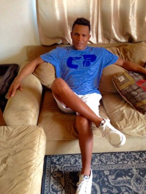 Carlos Pavón ahora es diseñador y presenta su nueva línea de camisas CP9