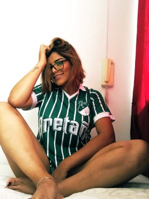 Mujer de palabra: Presentadora colombiana e hincha del Deportivo Cali se quita todo por apuesta