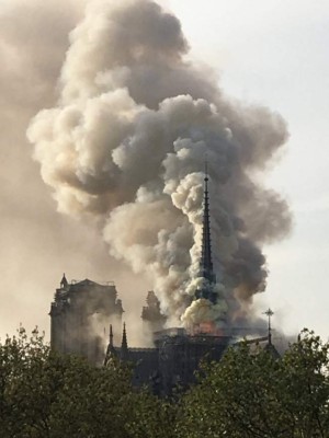 Tristes imágenes: Así agarró fuego la reconocida catedral de Notre Dame en París