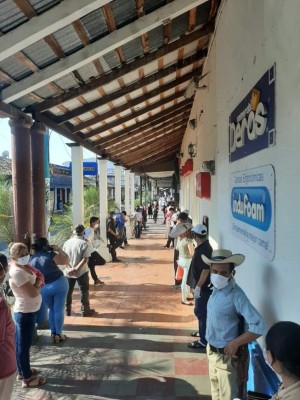 Salvadoreños comienzan a acatar la medidas de distanciamiento y Nayib Bukele lo presume