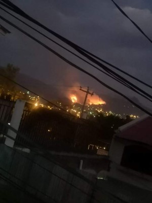 Las imágenes del voraz incendio en el sector de La Montañita en Tegucigalpa