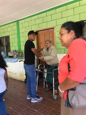 ¡Noble gesto! Rony Martínez lleva alegría a niños y ancianos en Colón