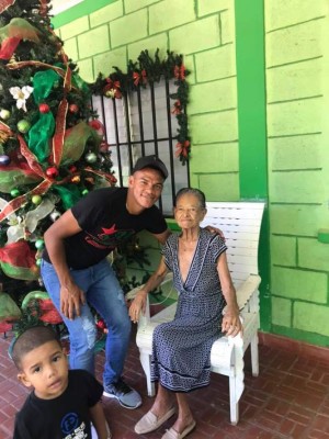 ¡Noble gesto! Rony Martínez lleva alegría a niños y ancianos en Colón