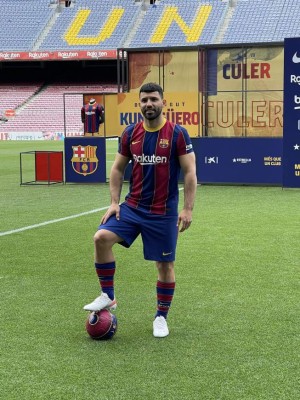 Las imágenes de la presentación del Kun Agüero en Barcelona: Gesto de Laporta y firma de contrato