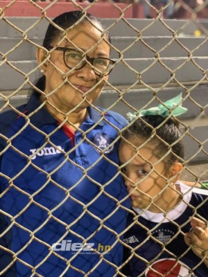 Las preciosas aficionadas del Vida y así fue captado Diego en la derrota del Motagua