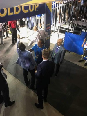 Aficionado le lanzó cerveza a Pinto, el técnico quiso encararlo