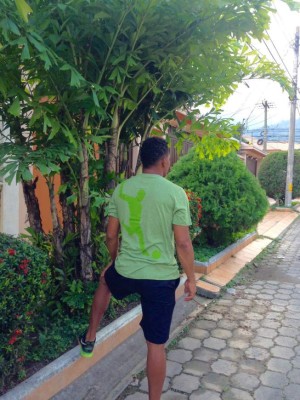 Carlos Pavón ahora es diseñador y presenta su nueva línea de camisas CP9