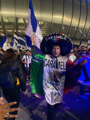 Espectacular recibimiento a Rayados, exDT del Real España homenajeado en el BBVA Bancomer