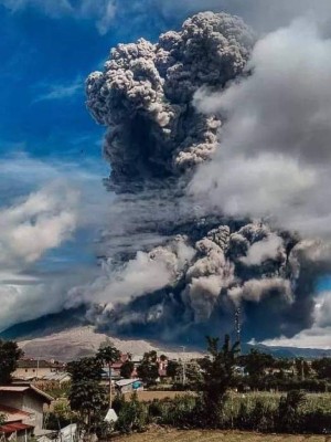 ¡Imágenes impactantes! Fuerte erupción en el volcán indonesio Sinabung deja campos y calles llenas de cenizas
