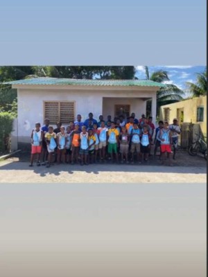 Jugadores y equipos de fútbol que entregaron ayudas en fiestas navideñas