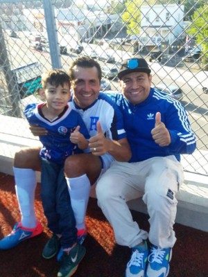 Aficionados hondureños y sus fotos con las leyendas de la Selección Nacional en Nueva Jersey