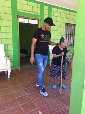 ¡Noble gesto! Rony Martínez lleva alegría a niños y ancianos en Colón