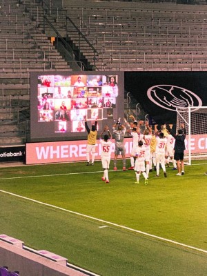 ¡No se vio en TV! Pedro Troglio y sus gritos; el show de la Ultrafiel y los festejos del Olimpia en Orlando