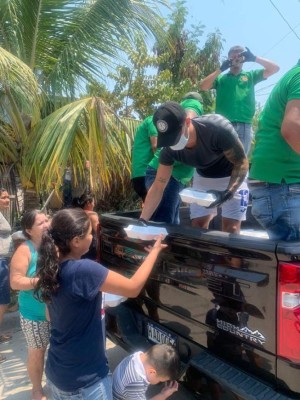 Volpi y Espíndola reparten comida a los más necesitados en medio del coronavirus