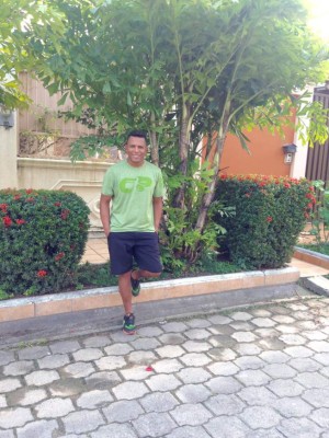 Carlos Pavón ahora es diseñador y presenta su nueva línea de camisas CP9