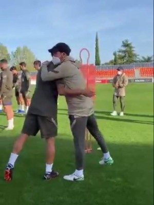 El 'pasillo' y el abrazo de Simeone: Así fue el primer entrenamiento de Luis Suárez con el Atlético