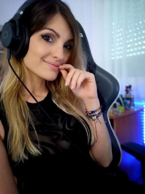 Así es Cristinini, la preciosa gamer que estaba siendo pretendida por Courtois en directo