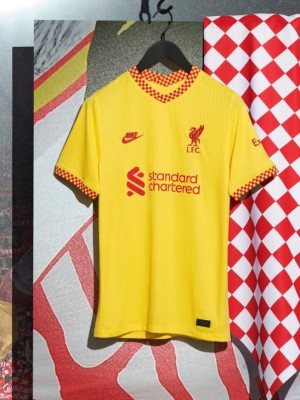 Para reír: Liverpool presentó su nueva camisa y los memes revientas a sus jugadores con marca reconocida de comida rápida