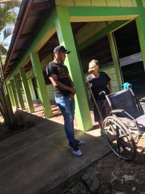 ¡Noble gesto! Rony Martínez lleva alegría a niños y ancianos en Colón