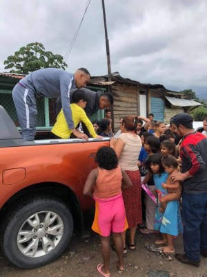 Jugadores y equipos de fútbol que entregaron ayudas en fiestas navideñas