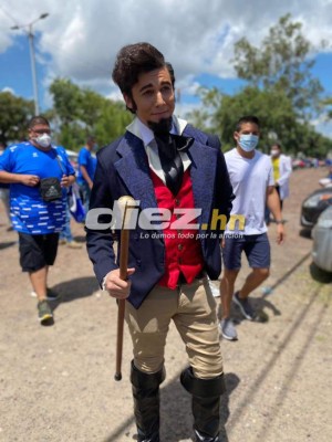 Las bellas chicas vaqueras, el prócer y el busito de la aventura en la previa del El Salvador vs Honduras