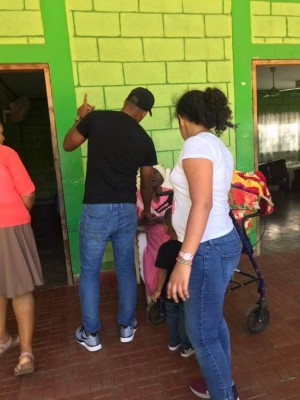 ¡Noble gesto! Rony Martínez lleva alegría a niños y ancianos en Colón