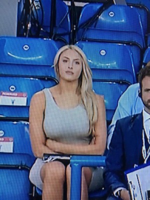 La impresionante presentadora de TV que se robó el show en el Inglaterra - Costa Rica